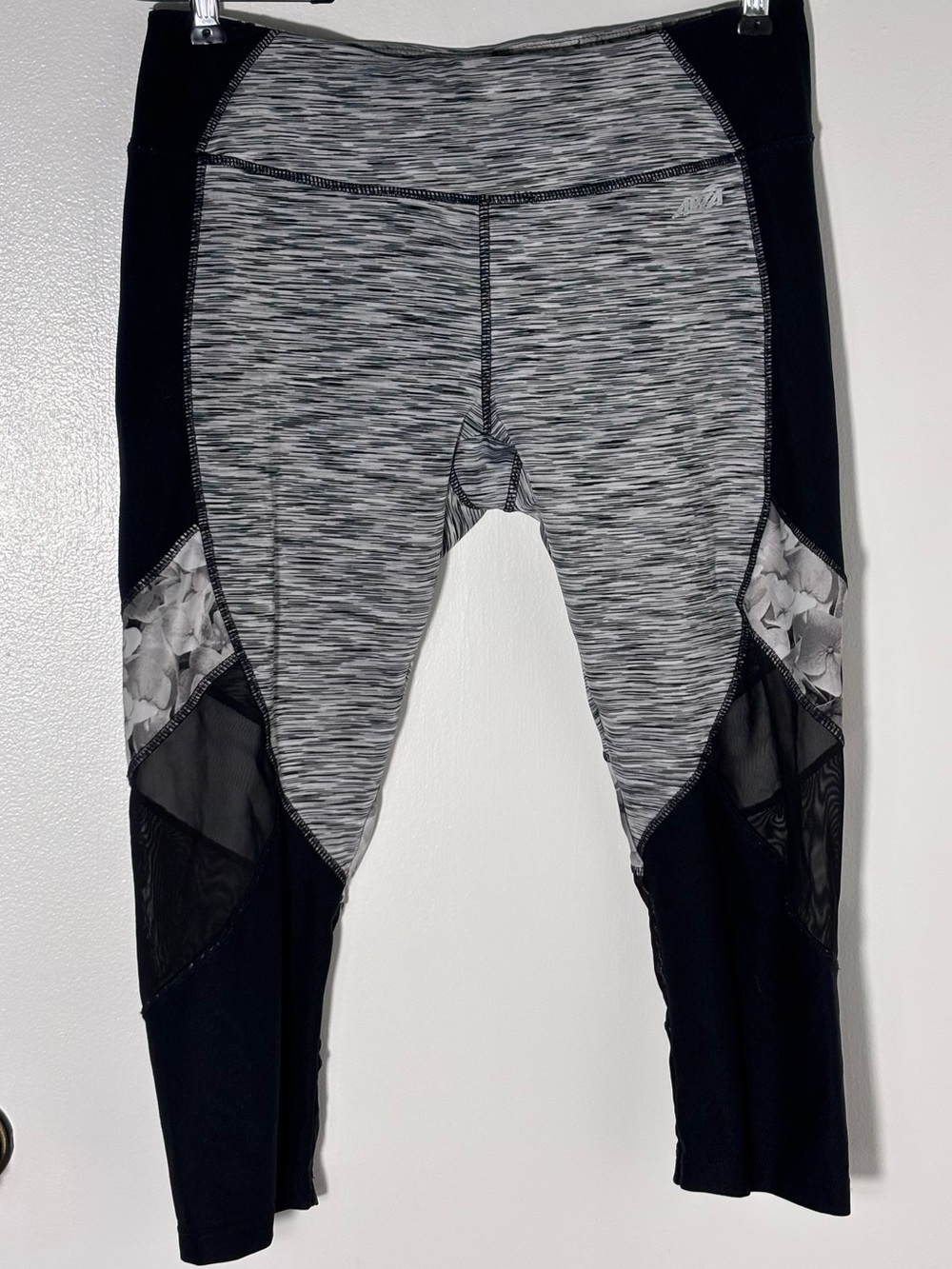 Avia - Women’s Cropped Leggings - Mesh Panels - Gray/Black - Size M